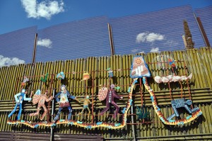 L'installazione artistica "Parade of Humanity" a Nogales ©Jonathan McIntosh
