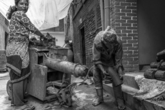 Una coppia prepara l'argilla per i vasi, Bhaktapur