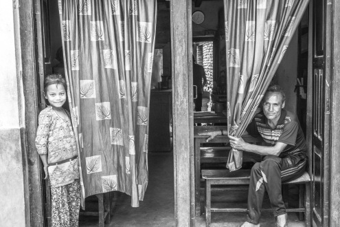 Una famiglia che si affaccia su una strada a Bhaktapur